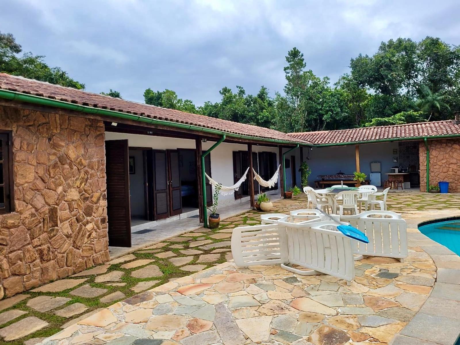 Casa Enorme: Riverside Retreat With Forest Views And High-speed Internet Bertioga